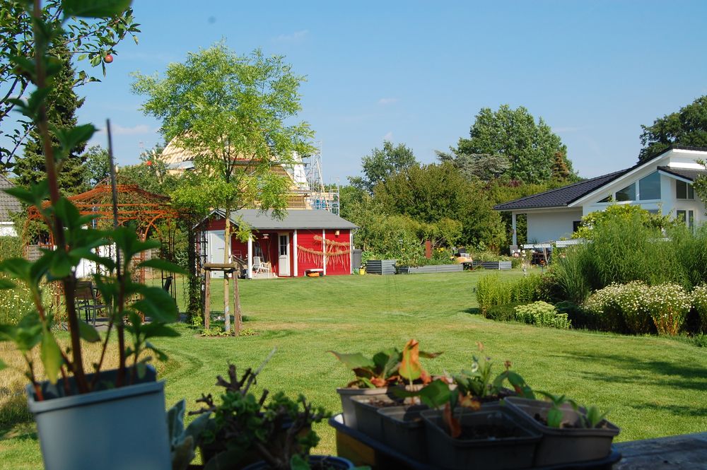 Pavillon, Beete und Gemüsegarten